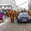 Bei Schneegestöber zogen die Narren durch Aichstetten. Rund 70 Gruppen waren beim Jubiläumssprung mit von der Partie. Die Bilder in unserer Galerie.
