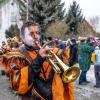 Bei Schneegestöber zogen die Narren durch Aichstetten. Rund 70 Gruppen waren beim Jubiläumssprung mit von der Partie. Die Bilder in unserer Galerie.