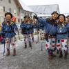 Bei Schneegestöber zogen die Narren durch Aichstetten. Rund 70 Gruppen waren beim Jubiläumssprung mit von der Partie. Die Bilder in unserer Galerie.