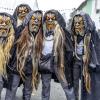 Bei Schneegestöber zogen die Narren durch Aichstetten. Rund 70 Gruppen waren beim Jubiläumssprung mit von der Partie. Die Bilder in unserer Galerie.