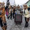 Bei Schneegestöber zogen die Narren durch Aichstetten. Rund 70 Gruppen waren beim Jubiläumssprung mit von der Partie. Die Bilder in unserer Galerie.