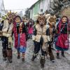 Bei Schneegestöber zogen die Narren durch Aichstetten. Rund 70 Gruppen waren beim Jubiläumssprung mit von der Partie. Die Bilder in unserer Galerie.