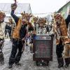 Bei Schneegestöber zogen die Narren durch Aichstetten. Rund 70 Gruppen waren beim Jubiläumssprung mit von der Partie. Die Bilder in unserer Galerie.