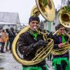 Bei Schneegestöber zogen die Narren durch Aichstetten. Rund 70 Gruppen waren beim Jubiläumssprung mit von der Partie. Die Bilder in unserer Galerie.