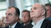 Weils ihm nicht wurst ist: Uli Hoeneß (r.) steht Fußball- und Fleischfabrikanten-Kollegen Clemens Tönnies (l.) bei, nachdem in dessen Fabrik fast 1.600 Arbeiter positiv auf Corona getestet wurden.