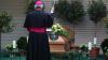 Ein Priester hält einen Gottesdienst vor dem Sarg des verstorbenen Georg Ratzinger. Seine Beerdigung ist in einer Grabstätte der Domspatzen geplant.