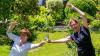 Ein coronakonformes Abschied-Tänzchen mit Selters: Claudia Lau (links) und Elke Hermann.