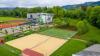 Den Standort für die zehnte Grundschule im Aybühlweg favorisiert der Stadtrat. Dafür müssen Bolz- und Beachvolleyballplatz sowie die Mountainbikestrecke weichen. Für Beachvolleyball soll künftig Raum auf einem Teil der Tennisplätze des TVK geschaffen werden (links im Bild).