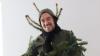 Damit Oberstdorf nicht so viel Geld für seinen Christbaum ausgeben muss, will sich Michael Mang nächstes Jahr auf den Marktplatz stellen.