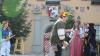 In der Gestalt von Burgfräulein erobern die wilden Weiber das Rathaus der Marktgemeinde und fordern Bürgermeister Tobias Paintner und sein Team zu Ritterspielen mit absurden Disziplinen heraus.