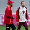 Gut gelaunt beim Training: Trainer Vincent Kompany (l) und Torjäger Harry Kane.