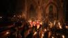 Am Osterfeuer entzünden die Geistlichen der katholischen Martinskirche und der evangelischen Dreifaltigkeitskirche gemeinsam ihre Osterkerzen. Anschließend tragen sie das Feuer in die dunklen Gotteshäuser.