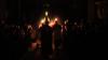 Am Osterfeuer entzünden die Geistlichen der katholischen Martinskirche und der evangelischen Dreifaltigkeitskirche gemeinsam ihre Osterkerzen. Anschließend tragen sie das Feuer in die dunklen Gotteshäuser.