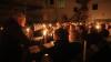 Am Osterfeuer entzünden die Geistlichen der katholischen Martinskirche und der evangelischen Dreifaltigkeitskirche gemeinsam ihre Osterkerzen. Anschließend tragen sie das Feuer in die dunklen Gotteshäuser.