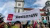 2500 Menschen zogen am Montag nach Polizeiangaben durch die Kemptener Innenstadt. Die Teilnehmenden aus dem Allgäu, Weilheim-Schongau und Garmisch-Partenkirchen kommen aus dem Öffentlichem Dienst, der Papierverarbeitung und der Autobahn GmbH. Die Gewerkschaft Verdi hatte zu dem Warnstreik aufgerufen. Der Protestzug führte nur zu kurzzeitigen Verkehrsbehinderungen.