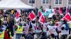 2500 Menschen zogen am Montag nach Polizeiangaben durch die Kemptener Innenstadt. Die Teilnehmenden aus dem Allgäu, Weilheim-Schongau und Garmisch-Partenkirchen kommen aus dem Öffentlichem Dienst, der Papierverarbeitung und der Autobahn GmbH. Die Gewerkschaft Verdi hatte zu dem Warnstreik aufgerufen. Der Protestzug führte nur zu kurzzeitigen Verkehrsbehinderungen.