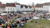 2500 Menschen zogen am Montag nach Polizeiangaben durch die Kemptener Innenstadt. Die Teilnehmenden aus dem Allgäu, Weilheim-Schongau und Garmisch-Partenkirchen kommen aus dem Öffentlichem Dienst, der Papierverarbeitung und der Autobahn GmbH. Die Gewerkschaft Verdi hatte zu dem Warnstreik aufgerufen. Der Protestzug führte nur zu kurzzeitigen Verkehrsbehinderungen.