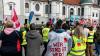 2500 Menschen zogen am Montag nach Polizeiangaben durch die Kemptener Innenstadt. Die Teilnehmenden aus dem Allgäu, Weilheim-Schongau und Garmisch-Partenkirchen kommen aus dem Öffentlichem Dienst, der Papierverarbeitung und der Autobahn GmbH. Die Gewerkschaft Verdi hatte zu dem Warnstreik aufgerufen. Der Protestzug führte nur zu kurzzeitigen Verkehrsbehinderungen.