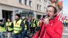 2500 Menschen zogen am Montag nach Polizeiangaben durch die Kemptener Innenstadt. Die Teilnehmenden aus dem Allgäu, Weilheim-Schongau und Garmisch-Partenkirchen kommen aus dem Öffentlichem Dienst, der Papierverarbeitung und der Autobahn GmbH. Die Gewerkschaft Verdi hatte zu dem Warnstreik aufgerufen. Der Protestzug führte nur zu kurzzeitigen Verkehrsbehinderungen.