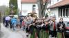 Trotz Regens ließen sich die Bürger die Freude über den Start in den Mai nicht nehmen. In zahlreichen Gemeinden rund um Kaufbeuren wurden am Wochenende die traditionellen Maibäume aufgestellt.