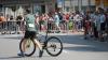 Zuerst mussten die 120 Dreier-Teams mit dem Mountainbike auf die Buchel radeln, dann mit dem Rennrad nach Fechsen düsen und schließlich ging es zu Fuß durch die Kernstadt. An vielen Stellen feuerten die Marktoberdorferinnen und Marktoberdorfer die Sportler an.