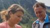 Geoökologin Kathrin Schratt zeigt Richard Math, dem Vorsitzenden der Oberstdorfer Rechtler eine seltene Pflanze, die sich im Oytal wieder angesiedelt hat.