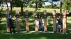 Auf dem Yoga-Platz im Bad Grönenbacher Kurpark steht eine neue Installation. Unser Bild zeigt zwischen den sieben Douglasien-Säulen (von links) Bürgermeister Bernhard Kerler, die Künstlerin Silke Weiß und die Leiterin der Kur- und Gästeinformation, Monika Link.