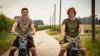 Thomas (l.) und Julian Wittmann (r.) mit ihren Mopeds aus dem Kino-Film "Ausgrissn". Sie gibt es am Samstag live in Kempten zu bewundern.
