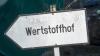 Am Donnerstag kam es am Wertstoffhof Kempten zu einem Unfall. Ein Lkw-Fahrer bemerkte nicht, dass ein Mann an seiner Beifahrerseite stand und rollte über sein Bein.