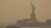 7.6.2023: Die Freiheitsstatue ist in New York in Dunst gehüllt. Der Rauch zahlreicher schwerer Waldbrände in Kanada hat Teile der US-Ostküste eingehüllt. Die Schwaden Hunderter Feuer führten unter anderem in New York zu einer zeitweise orangenen Färbung des Himmels.
