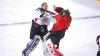 Die spektakulären Bilder von der Torwart-Prügelei in der Deutschen-Eishockey-Liga DEL vom Sonntag (18.12.2023). Niklas Treutle von den Nürnberg Ice Tigers in weiß, Tobias Ancicka von den Kölner Haien in rot.