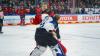 Die spektakulären Bilder von der Torwart-Prügelei in der Deutschen-Eishockey-Liga DEL vom Sonntag (18.12.2023). Niklas Treutle von den Nürnberg Ice Tigers in weiß, Tobias Ancicka von den Kölner Haien in rot.