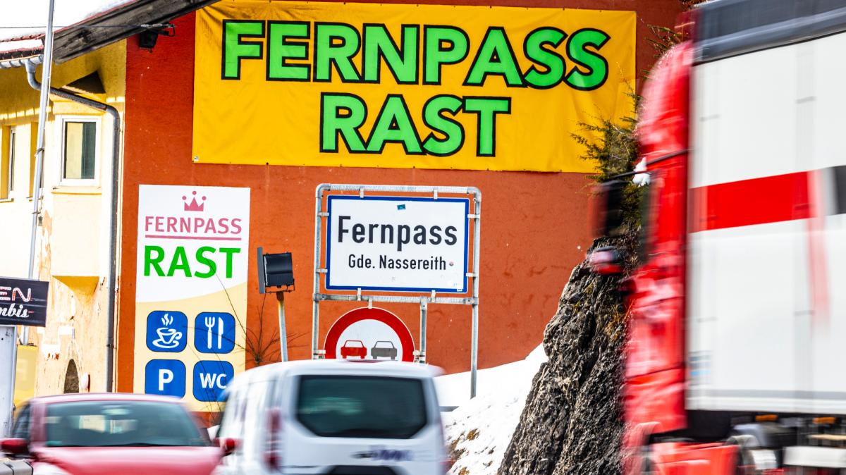 Fernpass-Blockade-Allg-uer-Polizei-warnt-eindringlich-vor-Fahrten-nach-Tirol