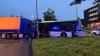 Am Mittwochabend ist an einer Kreuzung in Kempten die Ampel ausgefallen. Daraufhin kam es zu einem Unfall zwischen einem Lastwagen und einem Bus. Fünf Menschen wurden leicht verletzt, der Schaden beläuft sich auf etwa 75.000 Euro.