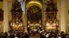 In der Basilika St. Lorenz in Kempten wurden in der Osternacht vier junge Christen von Domkapitular Thomas Rauch getauft.