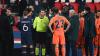 Der rumänische Schiedsrichter Ovidiu Hategan (Fünfter von links) spricht mit Mitarbeitern des Istanbul Basaksehir neben Demba Ba (Fünfter von rechts) von Istanbul Basaksehir während des Spiels. Das Spiel zwischen dem französischen Fußball-Meister Paris Saint-Germain und Basaksehir aus Istanbul ist am Dienstagabend unterbrochen worden. Es soll zu rassistischen Äußerungen gekommen sein.