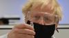 Premierminister Boris Johnson hält ein Fläschchen des potenziellen Corona-Impfstoffs von Oxford/AstraZeneca. Nun startet Großbritannien die Impfungen mit dem Serum von Biontech/Pfizer.