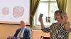 Bei einer Pressekonferenz in Kaufbeuren stellt Prof. Böhme die zweite, bisher unbekannte Menschenaffenart der Hammerschmiede im Ostallgäu vor. "Buronius" wog nur etwa zehn Kilogramm. Udo war 15 bis 46 Kilogramm schwer.
