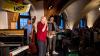 Das Konzert von Abi Wallenstein und Henry Heggen im Bluescafe ist seit Wochen ausverkauft. Einer ihrer treuestens Fans ist Gerlinde Stief. Für die 92-Jährige stellten sich die Bluesmusiker zusammen mit Ludwig Seuss und Martin Wichmann sowie Klecks-Chef Gerhard Zipperlen zum Gruppenbild.