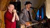 Das Konzert von Abi Wallenstein und Henry Heggen im Bluescafe ist seit Wochen ausverkauft. Einer ihrer treuestens Fans ist Gerlinde Stief. Für die 92-Jährige stellten sich die Bluesmusiker zusammen mit Ludwig Seuss und Martin Wichmann sowie Klecks-Chef Gerhard Zipperlen zum Gruppenbild.