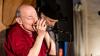 Das Konzert von Abi Wallenstein und Henry Heggen im Bluescafe ist seit Wochen ausverkauft. Einer ihrer treuestens Fans ist Gerlinde Stief. Für die 92-Jährige stellten sich die Bluesmusiker zusammen mit Ludwig Seuss und Martin Wichmann sowie Klecks-Chef Gerhard Zipperlen zum Gruppenbild.