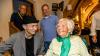 Das Konzert von Abi Wallenstein und Henry Heggen im Bluescafe ist seit Wochen ausverkauft. Einer ihrer treuestens Fans ist Gerlinde Stief. Für die 92-Jährige stellten sich die Bluesmusiker zusammen mit Ludwig Seuss und Martin Wichmann sowie Klecks-Chef Gerhard Zipperlen zum Gruppenbild.