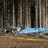 Ein abgestürztes Kleinflugzeug am Waldrand des Flughafens Räyskälä. Bei dem Absturz starben die zwei Piloten.