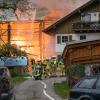 Die Feuerwehr versucht am Samstag das Wohnhaus des landwirtschaftlichen Anwesens zu retten.