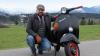 Der Waltenhofener Markus André Mayer will in seinem „Gentleman-Outfit“ auf der Vespa durch Europa touren und dabei Spenden sammeln.