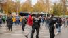 Ein Teilnehmer einer Querdenker-Demonstration auf dem Memminger Stadionplatz spricht im November zwei Polizisten an, die die Aktion begleiten.