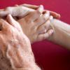 Ein Pflegepool soll helfen, Personalengpässe an Kliniken und in Heimen auszugleichen.
