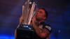 Die 25 Kilogramm schwere Sid-Waddell-Trophy ließ Weltmeister Gerwyn Price gar nicht mehr los.
