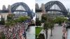 Die Kombo zeigt den überfüllten Circular Quay am 31.12.2019 und gesperrt am 31.12.2020. Wenige Stunden vor dem weltbekannten Silvester-Feuerwerk im Hafen der australischen Metropole Sydney wollen die Behörden mit saftigen Strafen Schaulustige abschrecken.