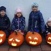 Leon, Lotta, Emil und Mila Winter aus Ebermergen präsentieren stolz ihre Kunstwerke. 